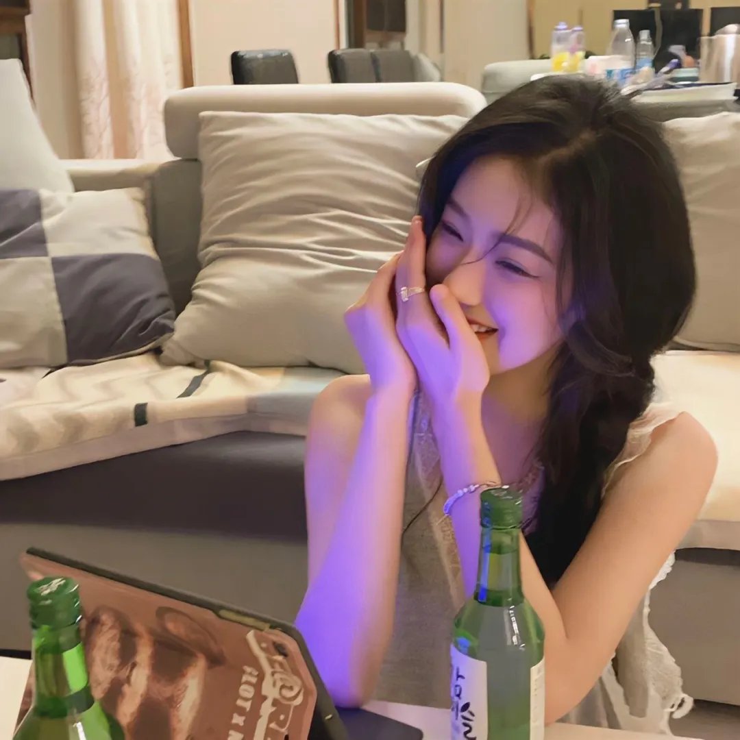 黑料吃瓜网 - 某顶流男星被曝与经纪人隐婚三年，女方已孕